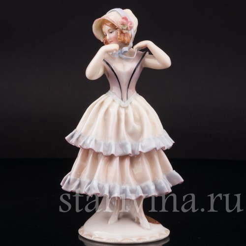 Фарфоровая статуэтка Девушка в капоре, Karl Ens, Германия, 1920-30 гг.