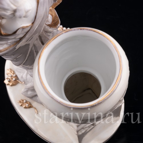 Фарфоровая статуэтка Аллегория зимы, девушка в платке, Ernst Bohne Sohne, Германия, кон. 19, нач. 20 вв.