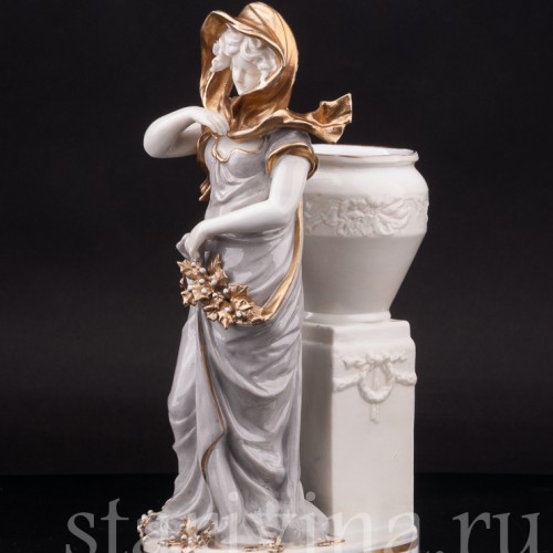 Фарфоровая статуэтка Аллегория зимы, девушка в платке, Ernst Bohne Sohne, Германия, кон. 19, нач. 20 вв.