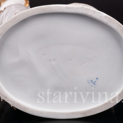 Фарфоровая статуэтка Аллегория зимы, девушка в платке, Ernst Bohne Sohne, Германия, кон. 19, нач. 20 вв.