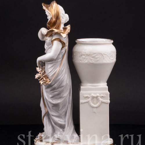 Фарфоровая статуэтка Аллегория зимы, девушка в платке, Ernst Bohne Sohne, Германия, кон. 19, нач. 20 вв.