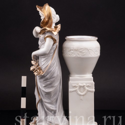 Фарфоровая статуэтка Аллегория зимы, девушка в платке, Ernst Bohne Sohne, Германия, кон. 19, нач. 20 вв.