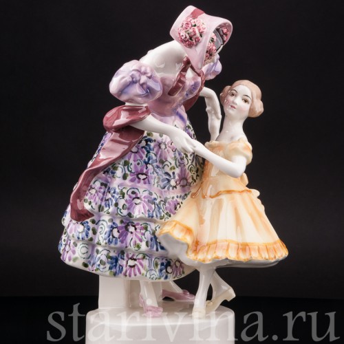 Фигурка из фарфора Девушка с девочкой, Goldscheider, Австрия, нач. 20 в.