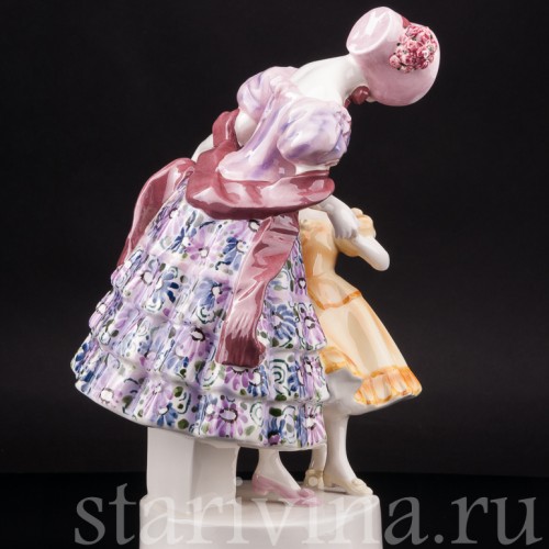 Фигурка из фарфора Девушка с девочкой, Goldscheider, Австрия, нач. 20 в.