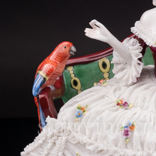 Фарфоровая статуэтка Девушка с попугаем на диване, кружевная, E. A. Muller, Германия, 1890-1927 гг.