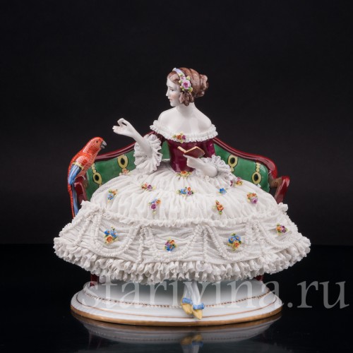 Фарфоровая статуэтка Девушка с попугаем на диване, кружевная, E. A. Muller, Германия, 1890-1927 гг.