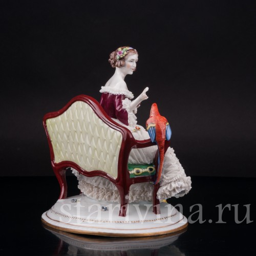 Фарфоровая статуэтка Девушка с попугаем на диване, кружевная, E. A. Muller, Германия, 1890-1927 гг.