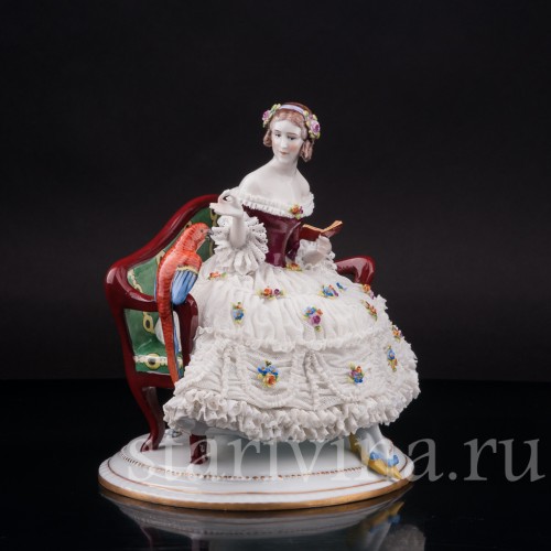 Фарфоровая статуэтка Девушка с попугаем на диване, кружевная, E. A. Muller, Германия, 1890-1927 гг.