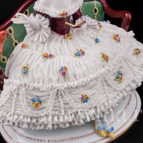 Фарфоровая статуэтка Девушка с попугаем на диване, кружевная, E. A. Muller, Германия, 1890-1927 гг.