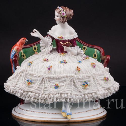 Фарфоровая статуэтка Девушка с попугаем на диване, кружевная, E. A. Muller, Германия, 1890-1927 гг.