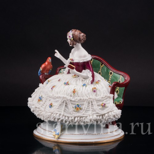 Фарфоровая статуэтка Девушка с попугаем на диване, кружевная, E. A. Muller, Германия, 1890-1927 гг.