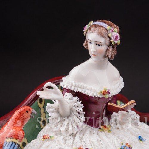 Фарфоровая статуэтка Девушка с попугаем на диване, кружевная, E. A. Muller, Германия, 1890-1927 гг.