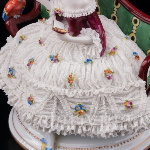 Фарфоровая статуэтка Девушка с попугаем на диване, кружевная, E. A. Muller, Германия, 1890-1927 гг.