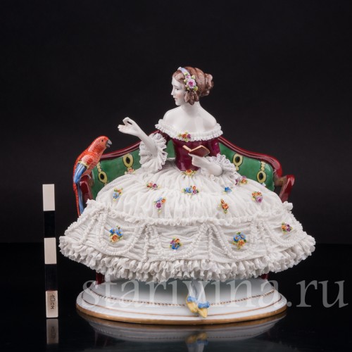 Фарфоровая статуэтка Девушка с попугаем на диване, кружевная, E. A. Muller, Германия, 1890-1927 гг.