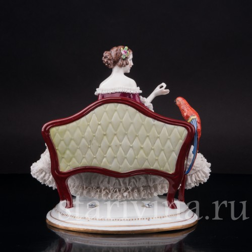 Фарфоровая статуэтка Девушка с попугаем на диване, кружевная, E. A. Muller, Германия, 1890-1927 гг.
