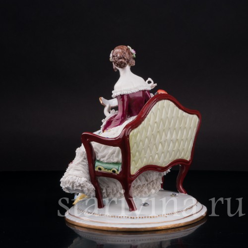 Фарфоровая статуэтка Девушка с попугаем на диване, кружевная, E. A. Muller, Германия, 1890-1927 гг.