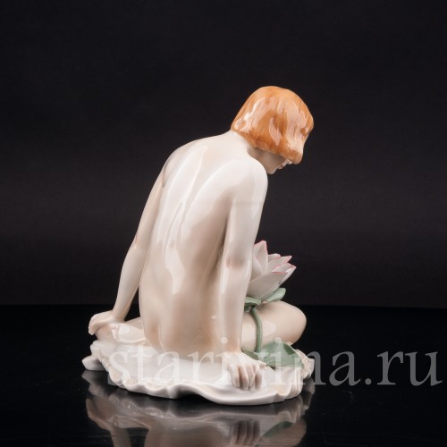 Фигурка из фарфора Девушка с лилией, Karl Ens, Германия, перв. пол. 20 в.