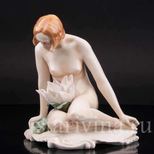 Фигурка из фарфора Девушка с лилией, Karl Ens, Германия, перв. пол. 20 в.