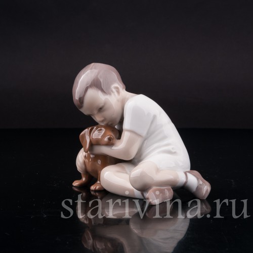 Фигурка из фарфора Мальчик, обнимающий таксу, Bing & Grondahl, Дания, сер. 20 в.