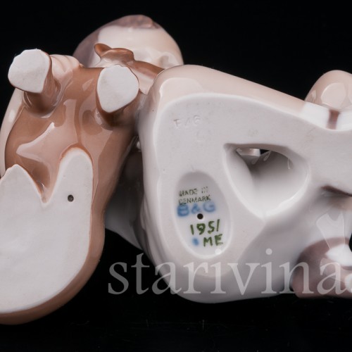 Фигурка из фарфора Мальчик, обнимающий таксу, Bing & Grondahl, Дания, сер. 20 в.