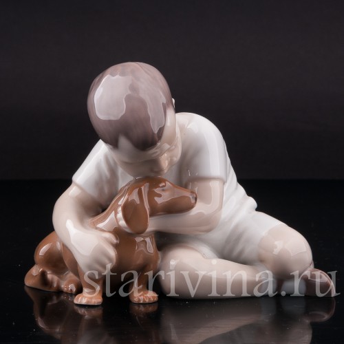 Фигурка из фарфора Мальчик, обнимающий таксу, Bing & Grondahl, Дания, сер. 20 в.