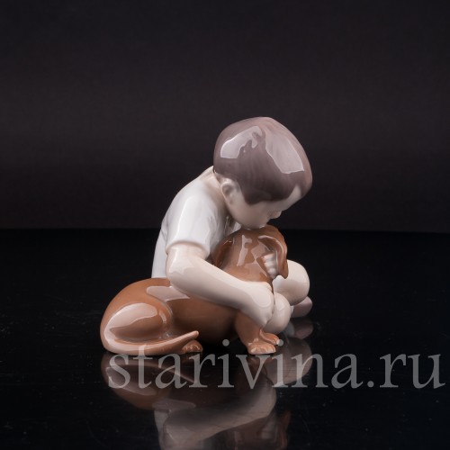 Фигурка из фарфора Мальчик, обнимающий таксу, Bing & Grondahl, Дания, сер. 20 в.
