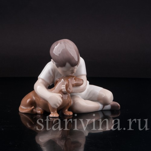 Фигурка из фарфора Мальчик, обнимающий таксу, Bing & Grondahl, Дания, сер. 20 в.