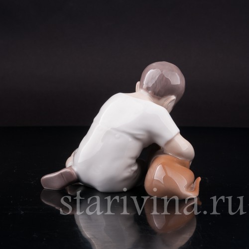 Фигурка из фарфора Мальчик, обнимающий таксу, Bing & Grondahl, Дания, сер. 20 в.