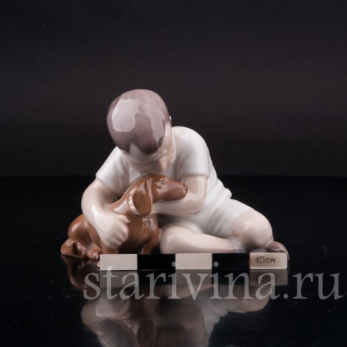 Фигурка из фарфора Мальчик, обнимающий таксу, Bing & Grondahl, Дания, сер. 20 в.