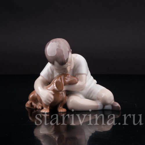 Фигурка из фарфора Мальчик, обнимающий таксу, Bing & Grondahl, Дания, сер. 20 в.