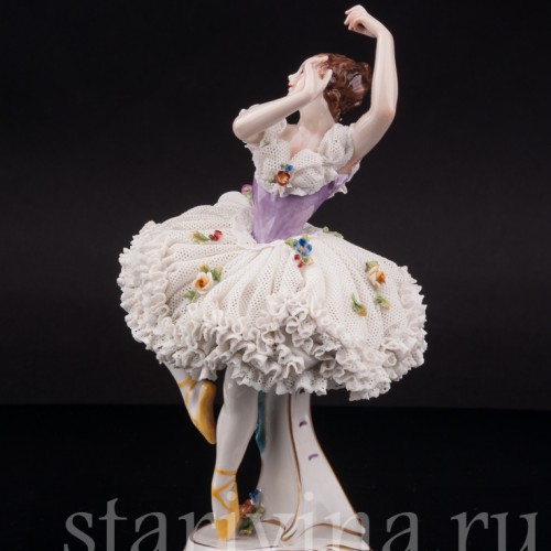 Фигурка из фарфора Балерина с поднятыми руками, кружевная, Volkstedt, Германия, нач. 20 в.