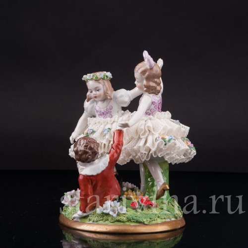 Фигурка из фарфора Играющие дети, кружевная, Sitzendorf, Германия, вт. пол. 20 в.