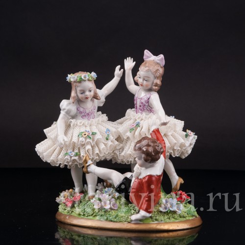 Фигурка из фарфора Играющие дети, кружевная, Sitzendorf, Германия, вт. пол. 20 в.