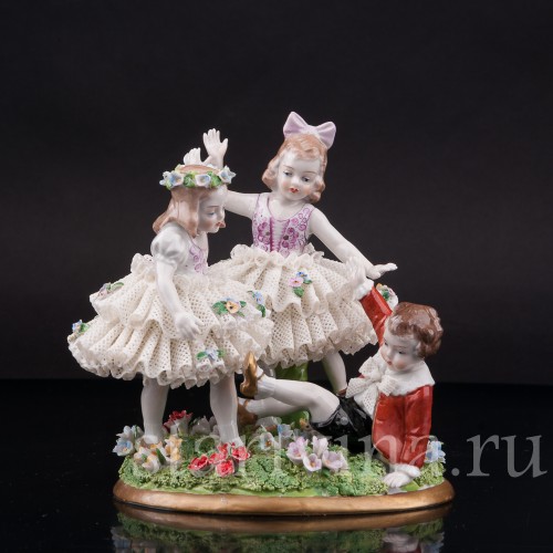 Фигурка из фарфора Играющие дети, кружевная, Sitzendorf, Германия, вт. пол. 20 в.