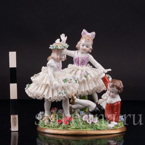 Фигурка из фарфора Играющие дети, кружевная, Sitzendorf, Германия, вт. пол. 20 в.