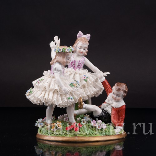 Фигурка из фарфора Играющие дети, кружевная, Sitzendorf, Германия, вт. пол. 20 в.