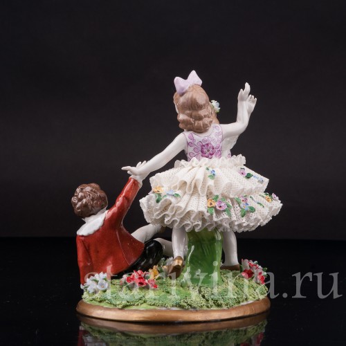 Фигурка из фарфора Играющие дети, кружевная, Sitzendorf, Германия, вт. пол. 20 в.