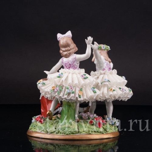 Фигурка из фарфора Играющие дети, кружевная, Sitzendorf, Германия, вт. пол. 20 в.