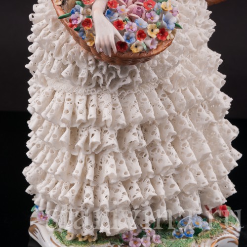 Фарфоровая статуэтка девушки Цветочница, кружевная, Sitzendorf, Германия, сер. 20 века.