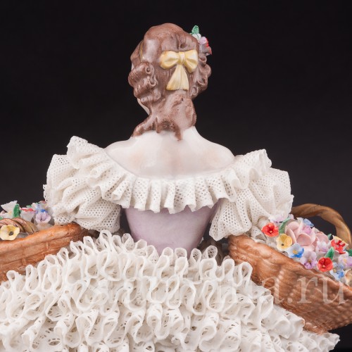 Фарфоровая статуэтка девушки Цветочница, кружевная, Sitzendorf, Германия, сер. 20 века.