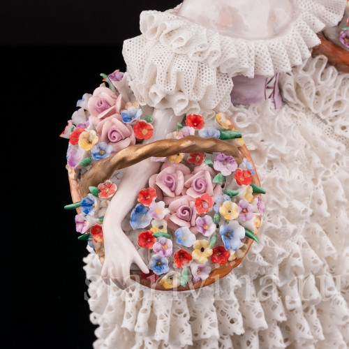 Фарфоровая статуэтка девушки Цветочница, кружевная, Sitzendorf, Германия, сер. 20 века.