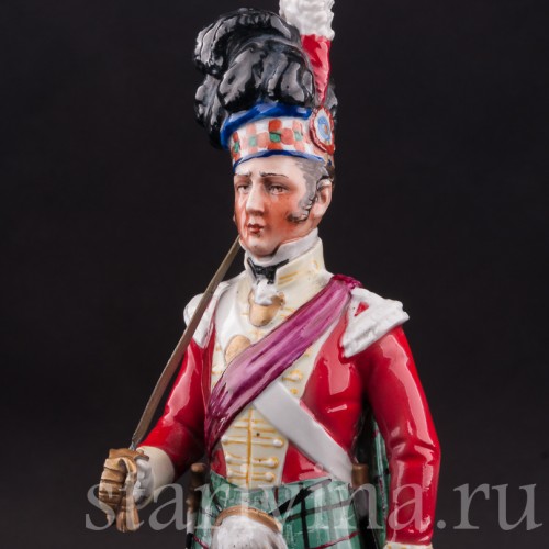 Фарфоровая статуэтка Солдат полка шотландских горцев, 1815, Дрезден, Германия.