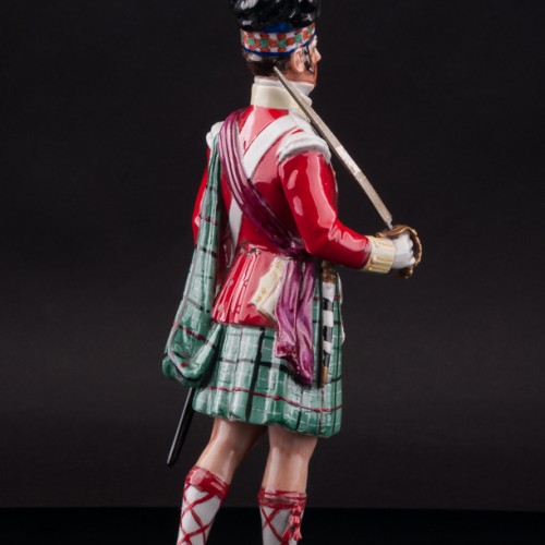 Фарфоровая статуэтка Солдат полка шотландских горцев, 1815, Дрезден, Германия.