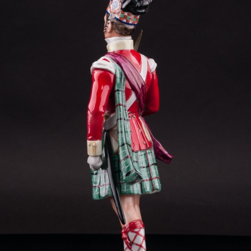 Фарфоровая статуэтка Солдат полка шотландских горцев, 1815, Дрезден, Германия.