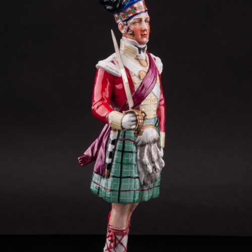 Фарфоровая статуэтка Солдат полка шотландских горцев, 1815, Дрезден, Германия.