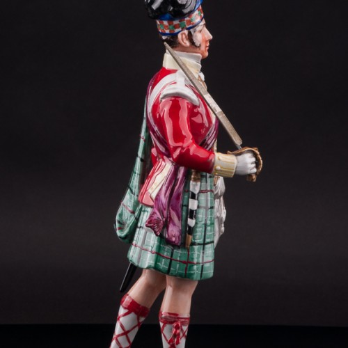 Фарфоровая статуэтка Солдат полка шотландских горцев, 1815, Дрезден, Германия.