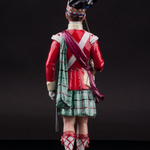 Фарфоровая статуэтка Солдат полка шотландских горцев, 1815, Дрезден, Германия.