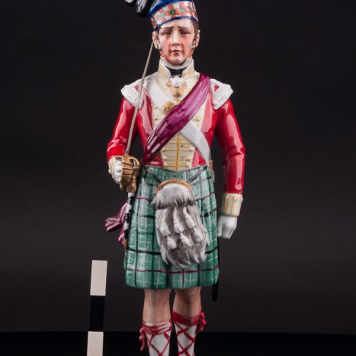 Фарфоровая статуэтка Солдат полка шотландских горцев, 1815, Дрезден, Германия.