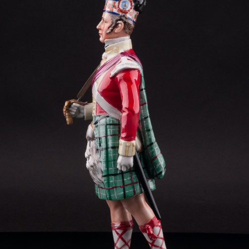 Фарфоровая статуэтка Солдат полка шотландских горцев, 1815, Дрезден, Германия.