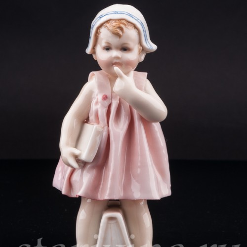 Фигурка из фарфора Девочка с книгами Karl Ens, Германия, 1920-30 гг.